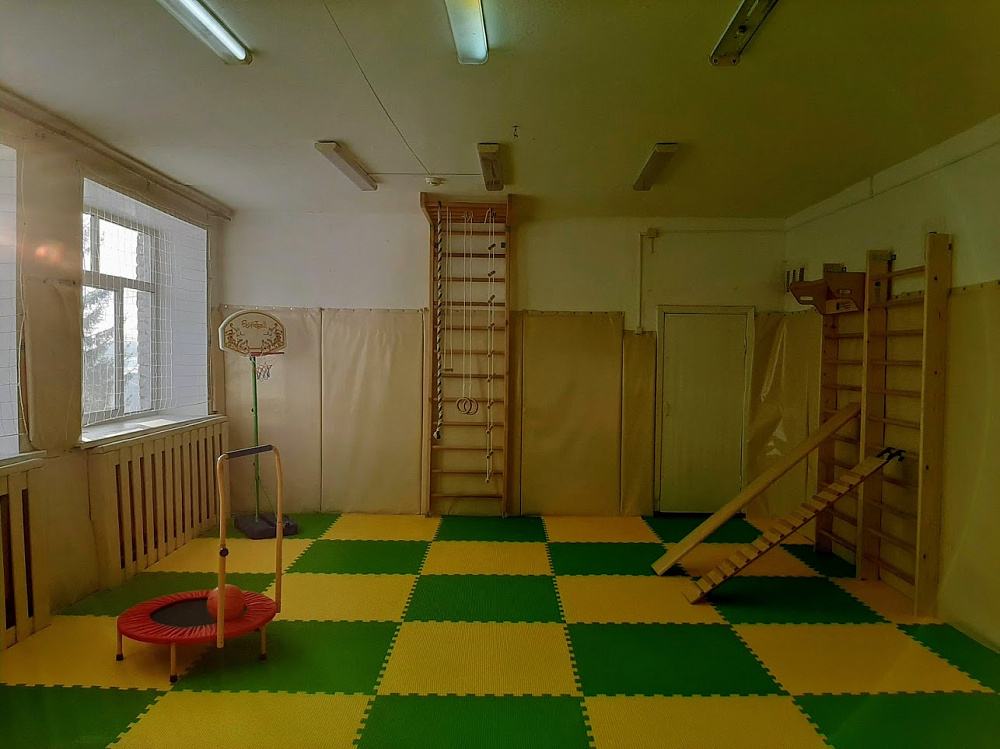 Оборудование спортивного зала в детском саду: установка пластиковых окон, обустройство стен, установка тренажеров